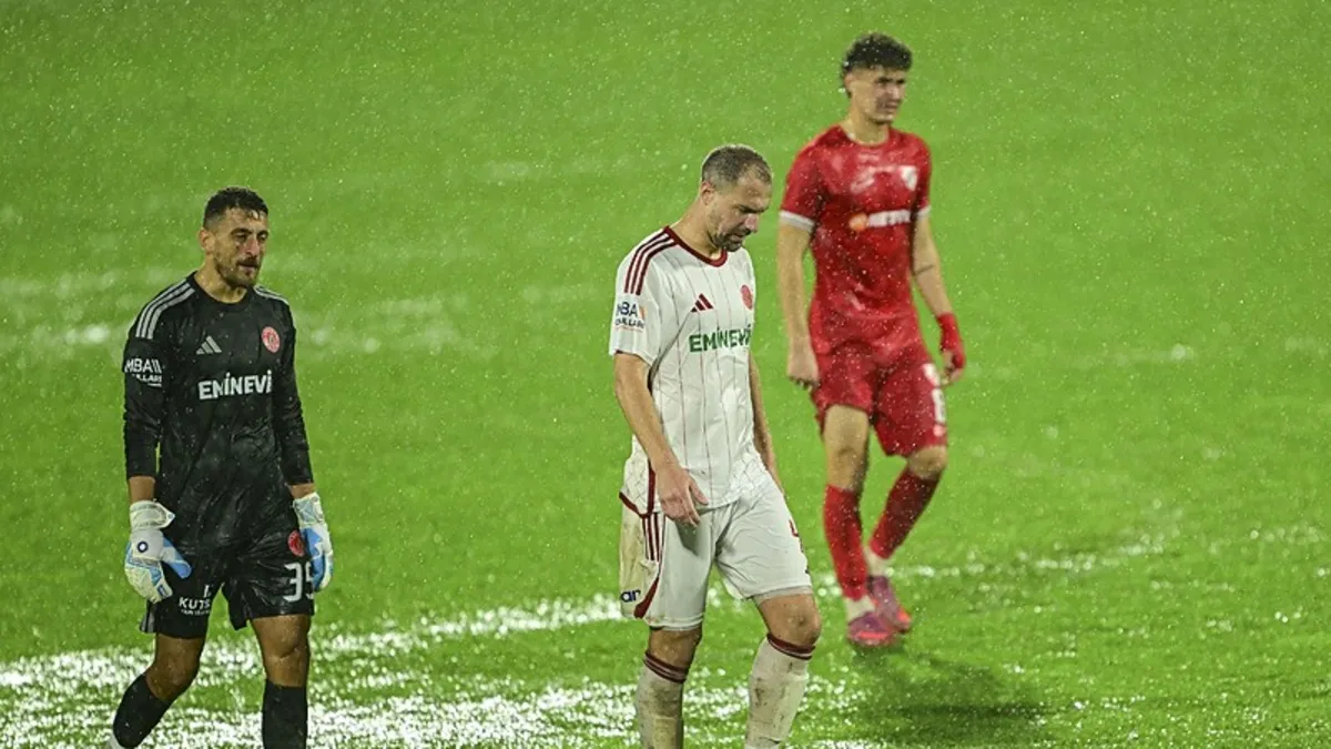 Trendyol 1. Lig'deki Ümraniyespor-Boluspor maçı sağanak nedeniyle tatil edildi