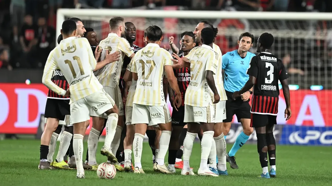 Süper Lig’de derbi takvimi açıklandı! Galatasaray-Fenerbahçe maçı pazartesi oynanacak