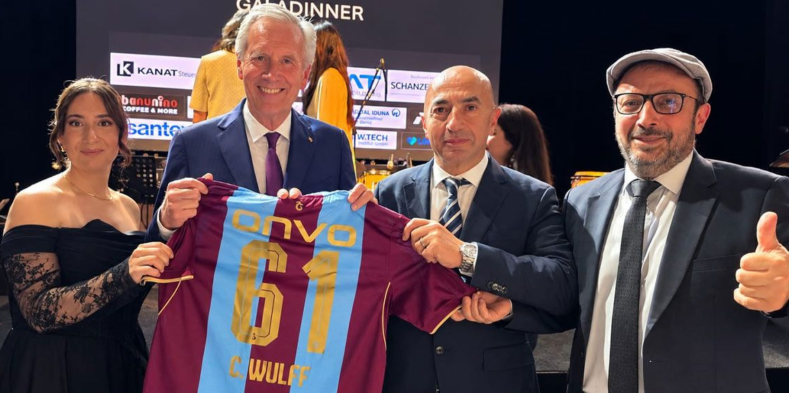 Almanyanın eski cumhurbaskanına Trabzonspor forması