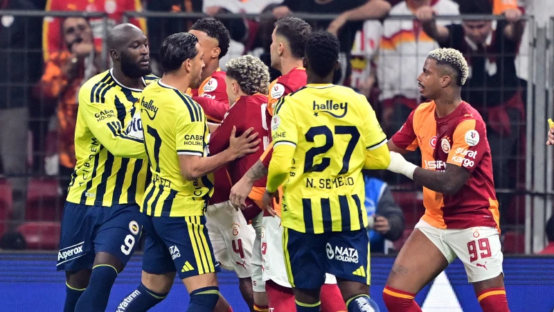 Galatasaray-Fenerbahçe derbisinde daha 16. saniyede ortalık karıştı