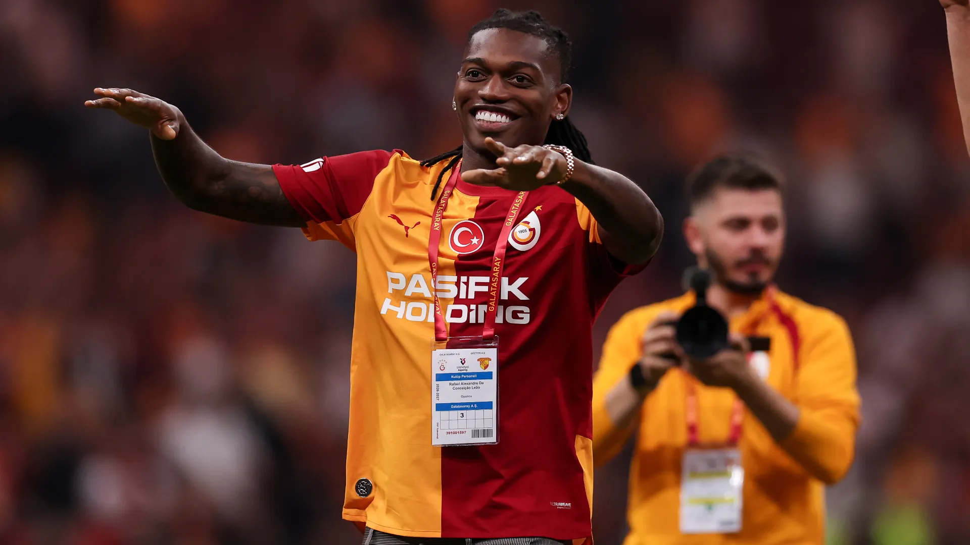 Leao, Galatasaray formasıyla ilk maçında iyi bir başlangıç yaptı: Torreira’nın golündeki atakta yer aldı ve bir kırmızı kart çıkarttı