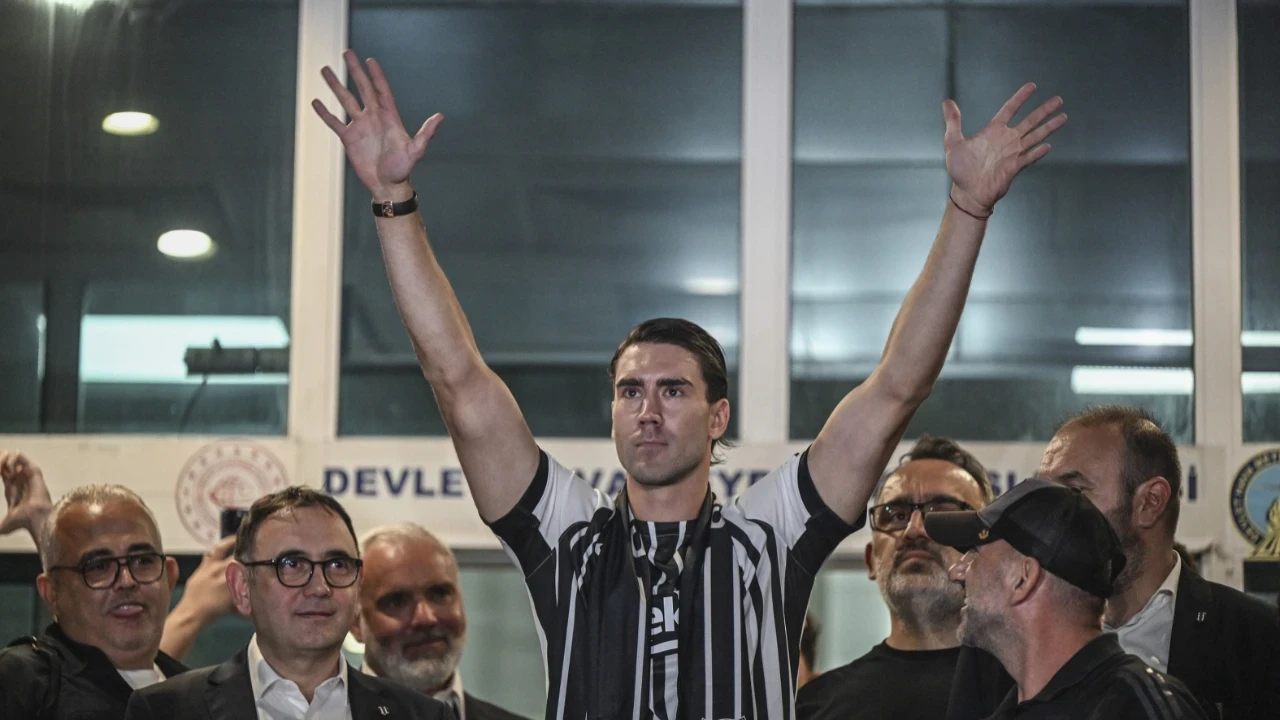 Beşiktaş, Vlahovic'i İstanbul'a getirdi: Sırp forvetten Türkçe mesaj!