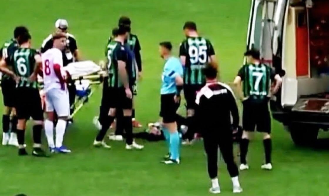 Maç sırasında fenalaşan futbolcu hastaneye kaldırıldı