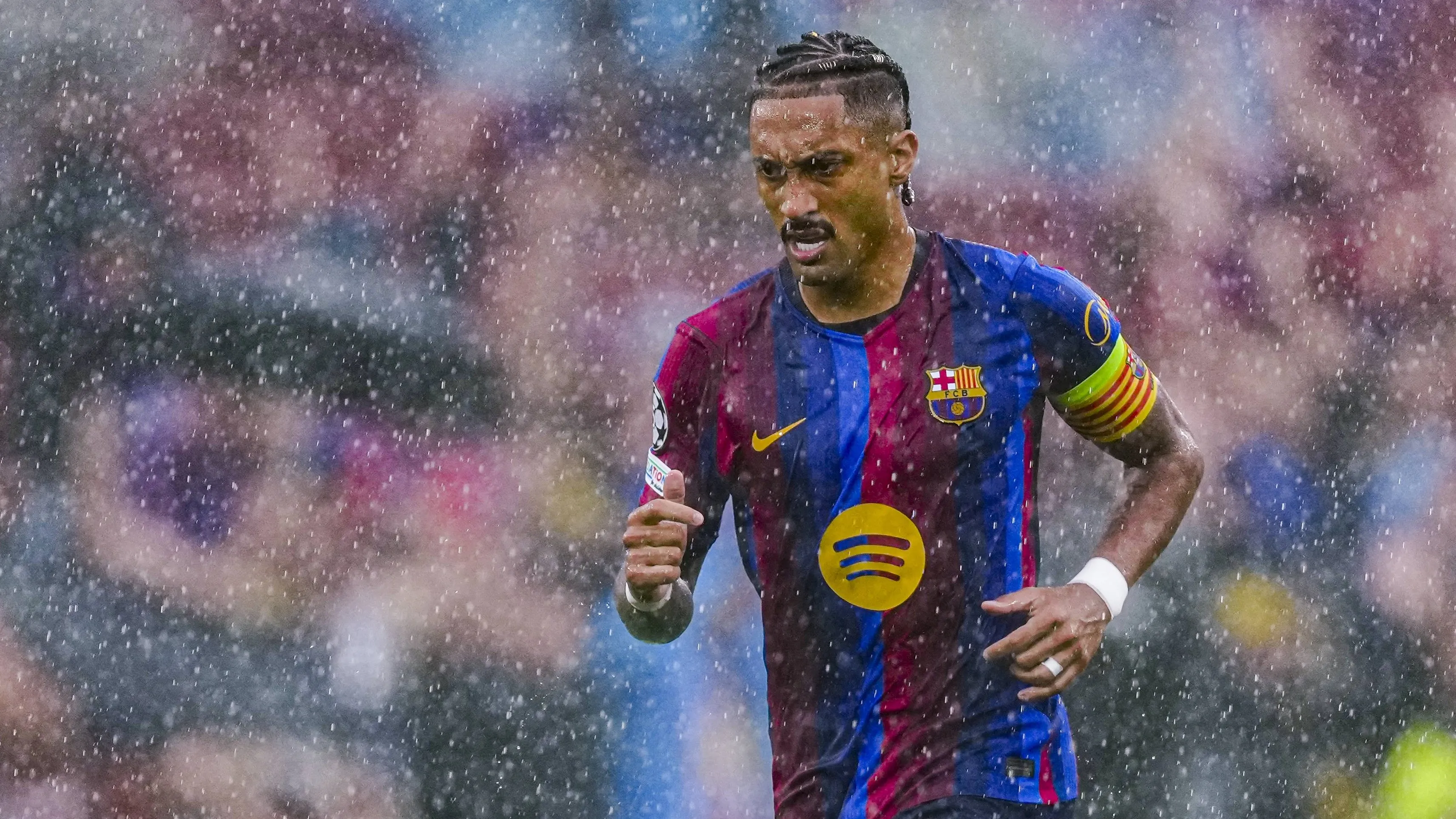 Raphinha, Barcelona'nın Şampiyonlar Ligi'ndeki açılış maçında iki gol attıktan sonra Ballon d'Or konuşmalarını kapattı