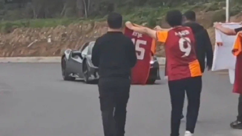 Galatasaraylı yıldızın önünü kestiler: Aracından inip taraftarları kırmadı