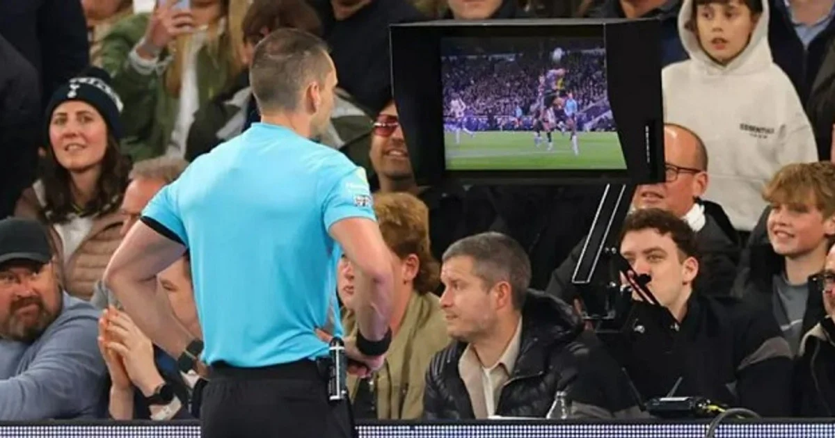 UEFA, VAR'ın müdahalesini azaltarak hakemin Avrupa'daki merkezi rolünü yeniden tesis etmek istiyor.