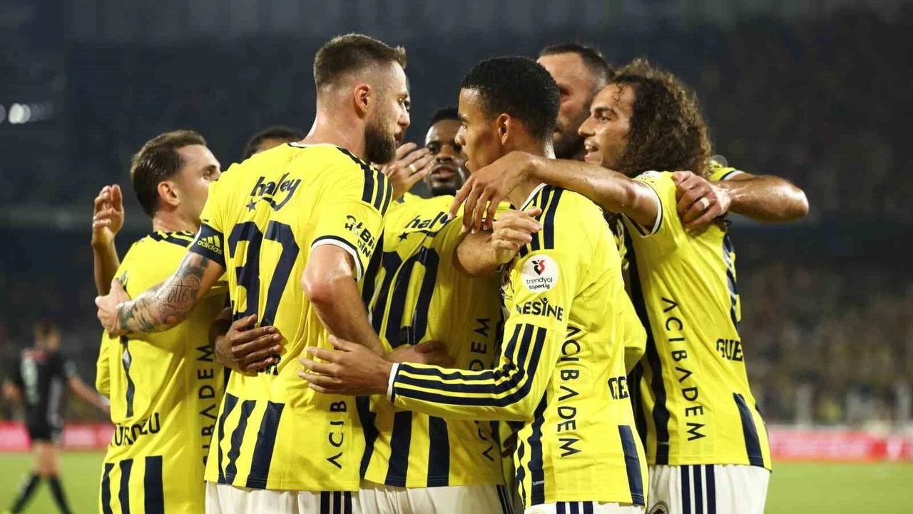 Fenerbahçe, Konyaspor'u 4-2 yenerek sezonun ilk galibiyetini aldı
