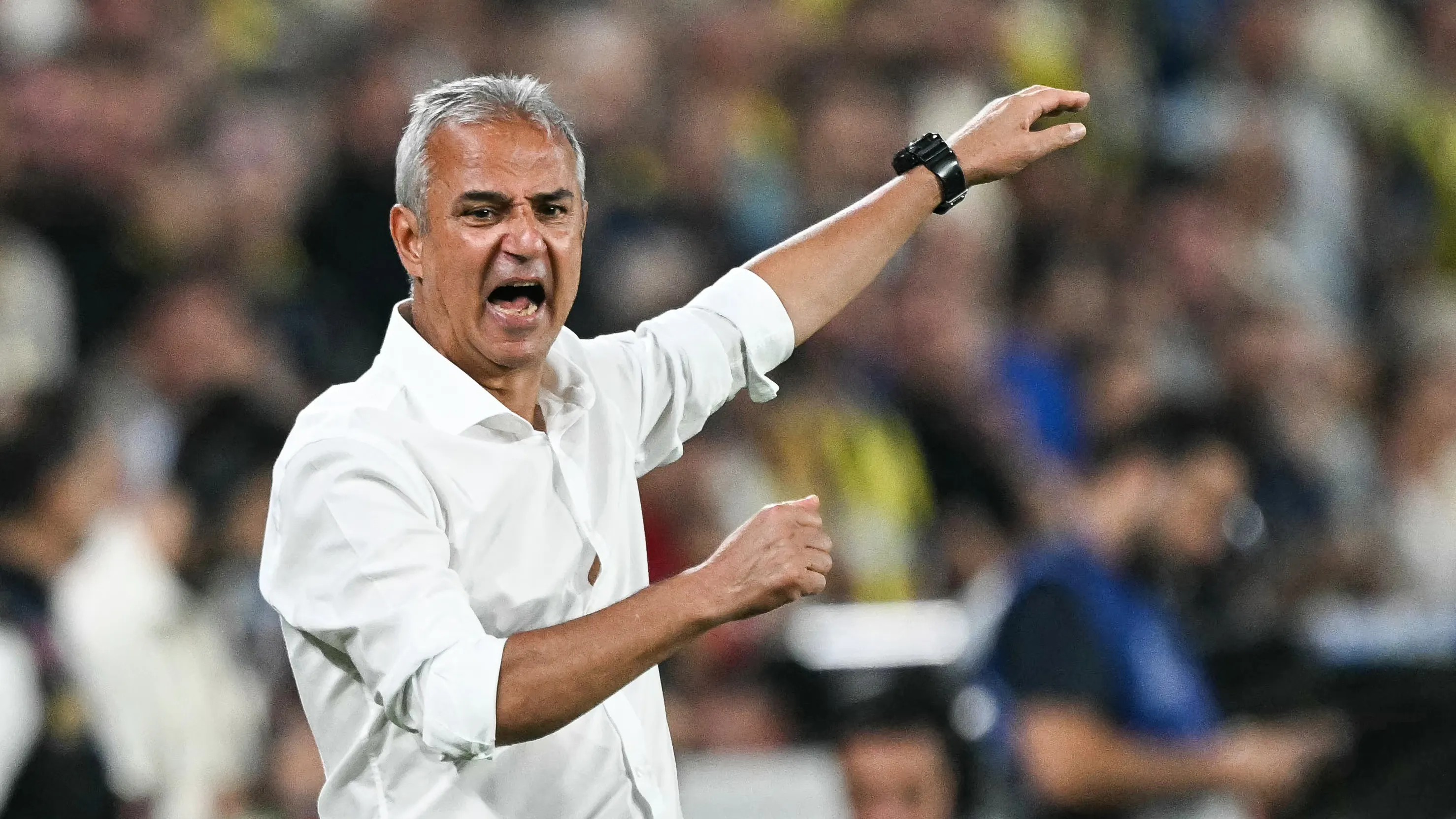 Fenerbahçe Teknik Direktörü İsmail Kartal’ın başına su şişesi atıldı, istifası ise kabul edilmedi