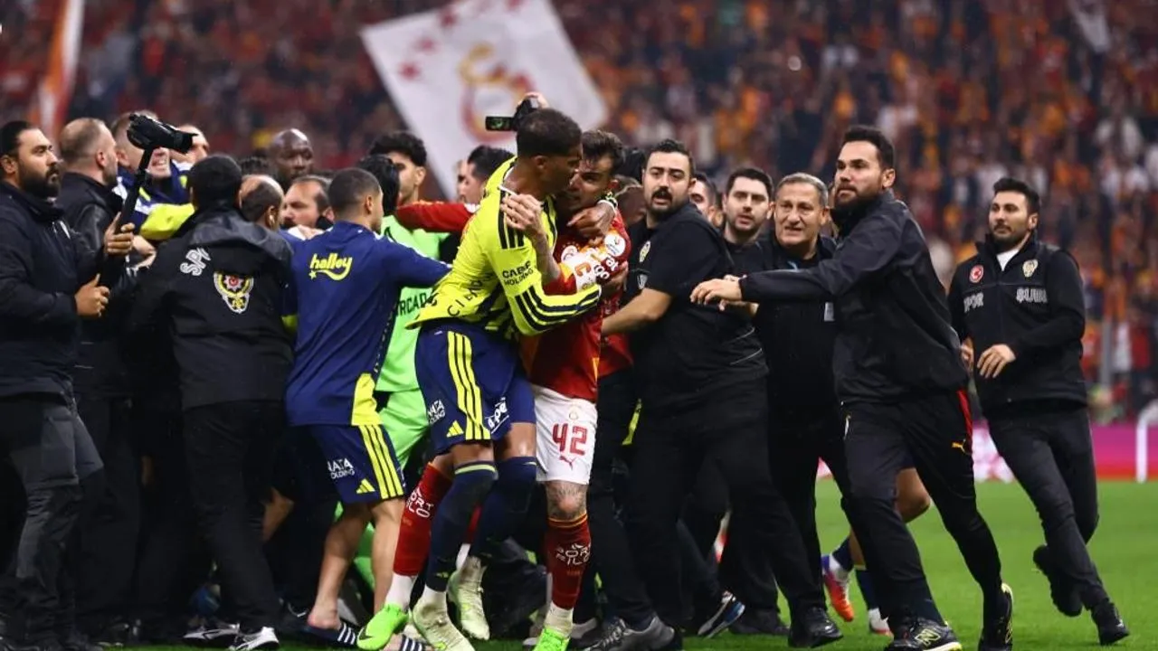 Galatasaray-Fenerbahçe derbisinin faturası kesildi! Kime kaç maç ceza verilecek?