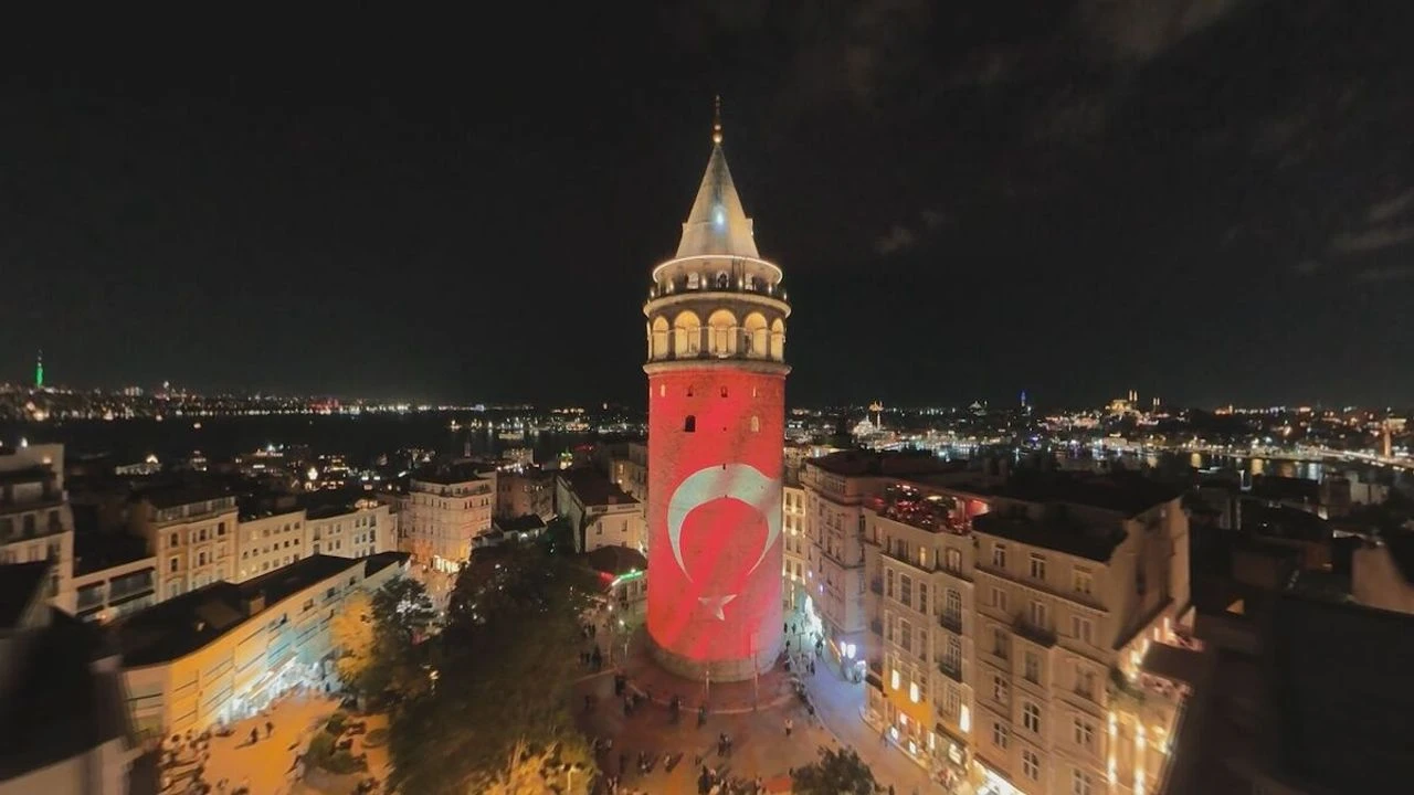 Galata Kulesi Türk Bayrağıyla Işıklandırıldı