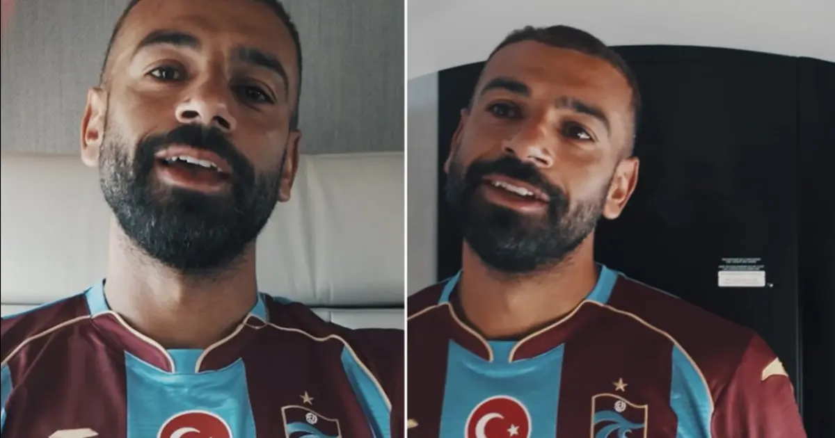 Mohamed Salah İstanbul'da. Trabzonspor formasını giydi, taraftara "üçlü" çektirdi
