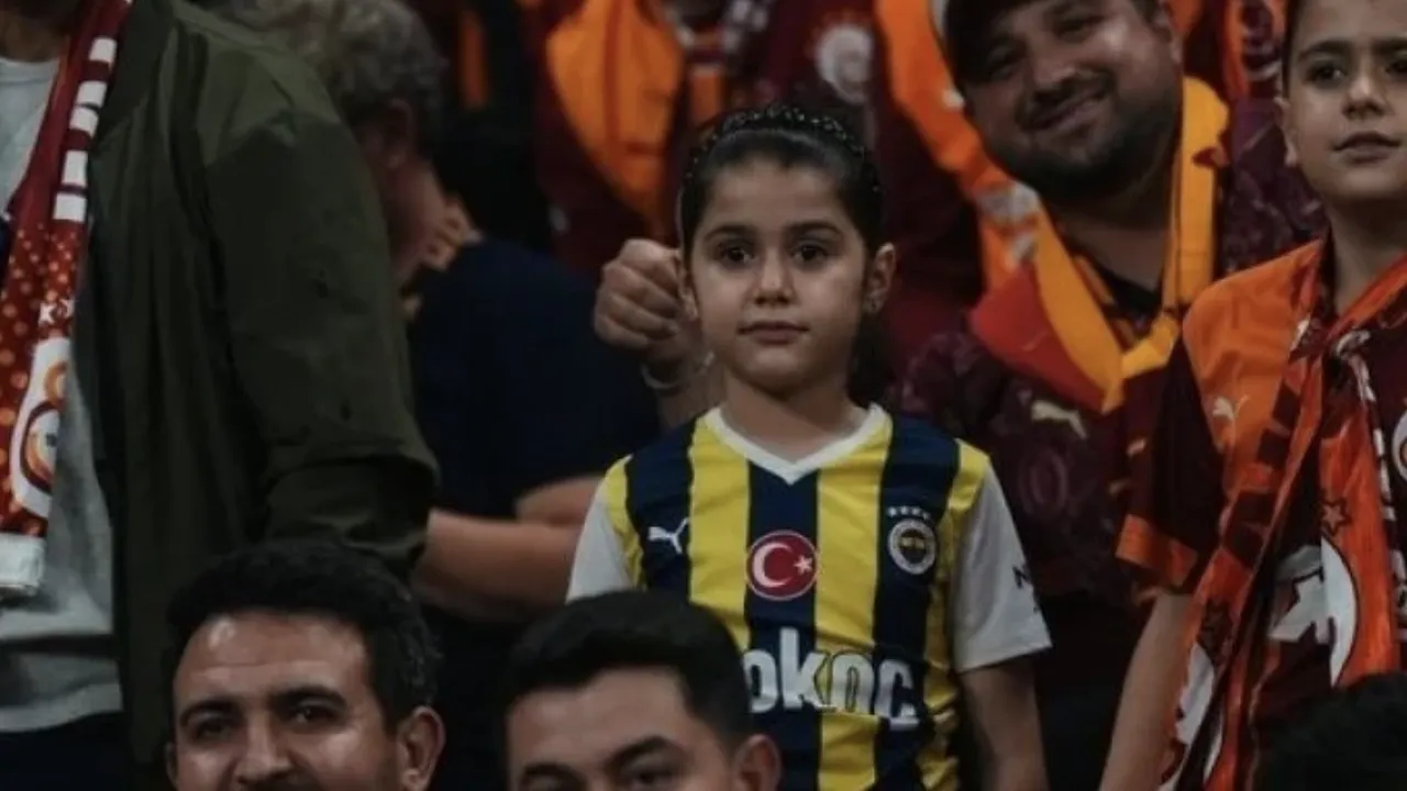 Galatasaray-Fenerbahçe derbisinde tribünlerin en anlamlı görüntüsü! Baba Galatasaraylı, kızı Fenerbahçeli