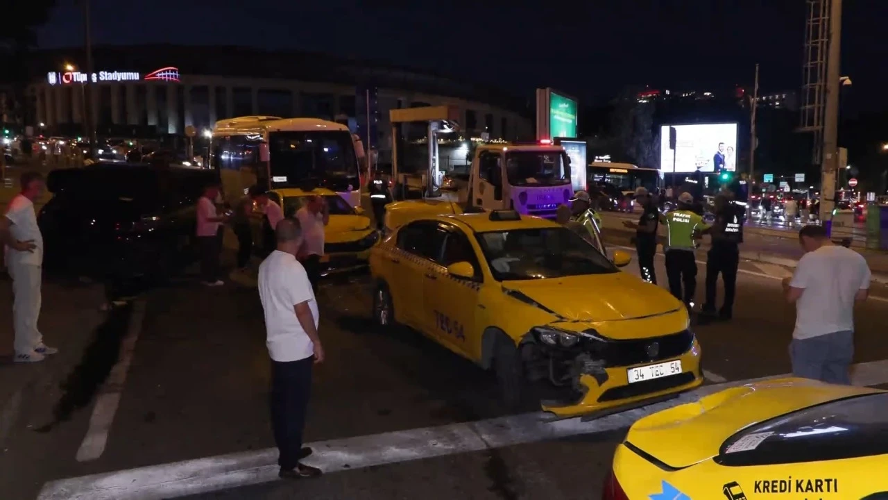 Beşiktaş'ta zincirleme kaza! 8 araç birbirine girdi: Ortalık savaş alanına döndü