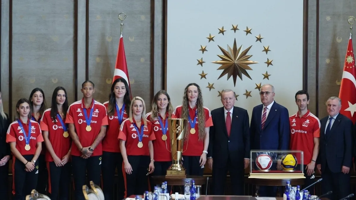 Avrupa’yı üst üste 2. kez fetheden Filenin Sultanları Külliye’ye çıktı! Erdoğan şampiyon takımı kabul etti