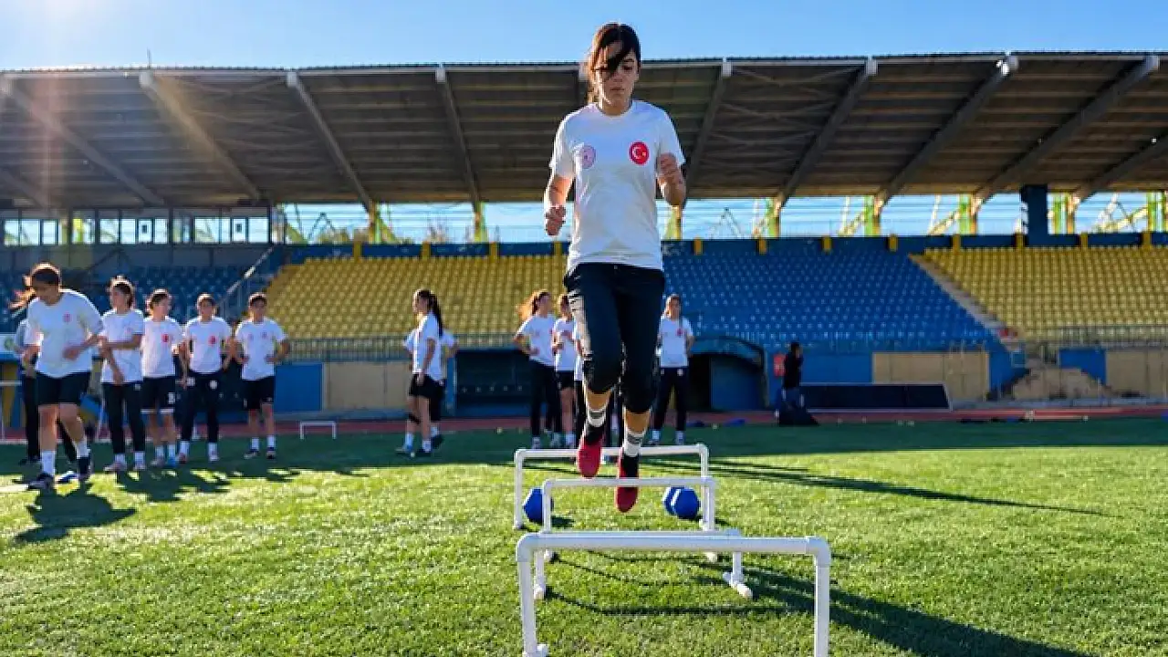 Ağrı'nın kadın futbolcuları şampiyonluk için kenetlendi