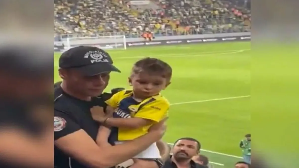 Fenerbahçe formalı çocuğu çıkaran polis konuştu: 'Küçük vücudunun titremesi çok üzücüydü'