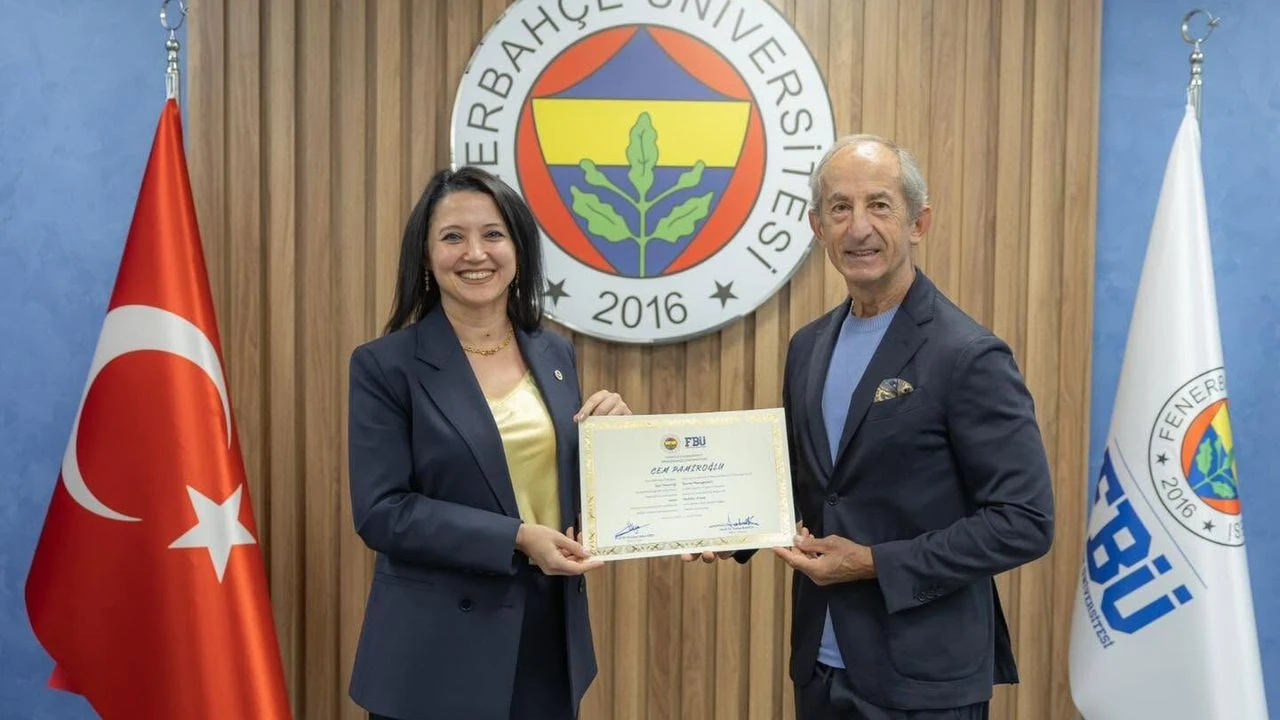 Fenerbahçe Efsanesi 69 Yaşında Üniversiteden Mezun Oldu! 508 Maçlık Kaptan Diplomayı Aldı