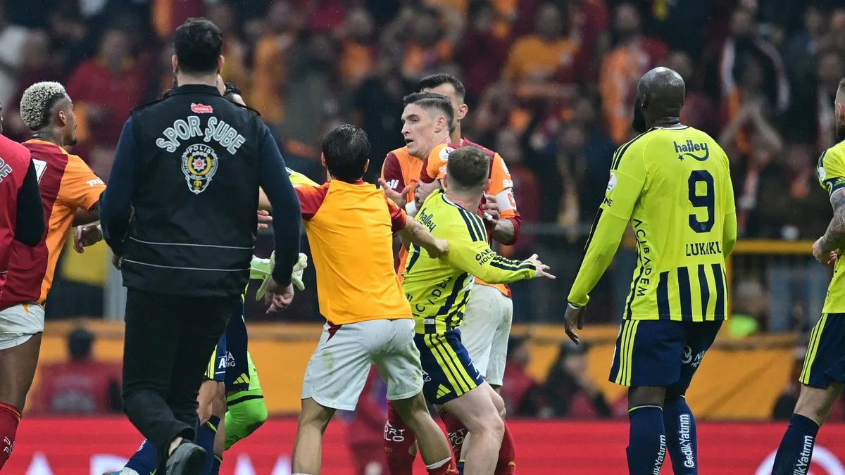 Galatasaray - Fenerbahçe derbisinin ardından kavga çıktı: 2 kırmızı 2 sarı kart