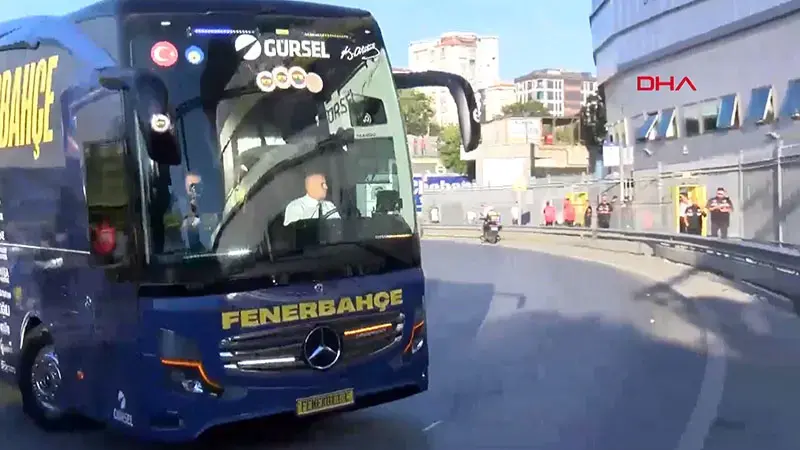Fenerbahçe ve Beşiktaş kafileleri stadyuma ulaştı