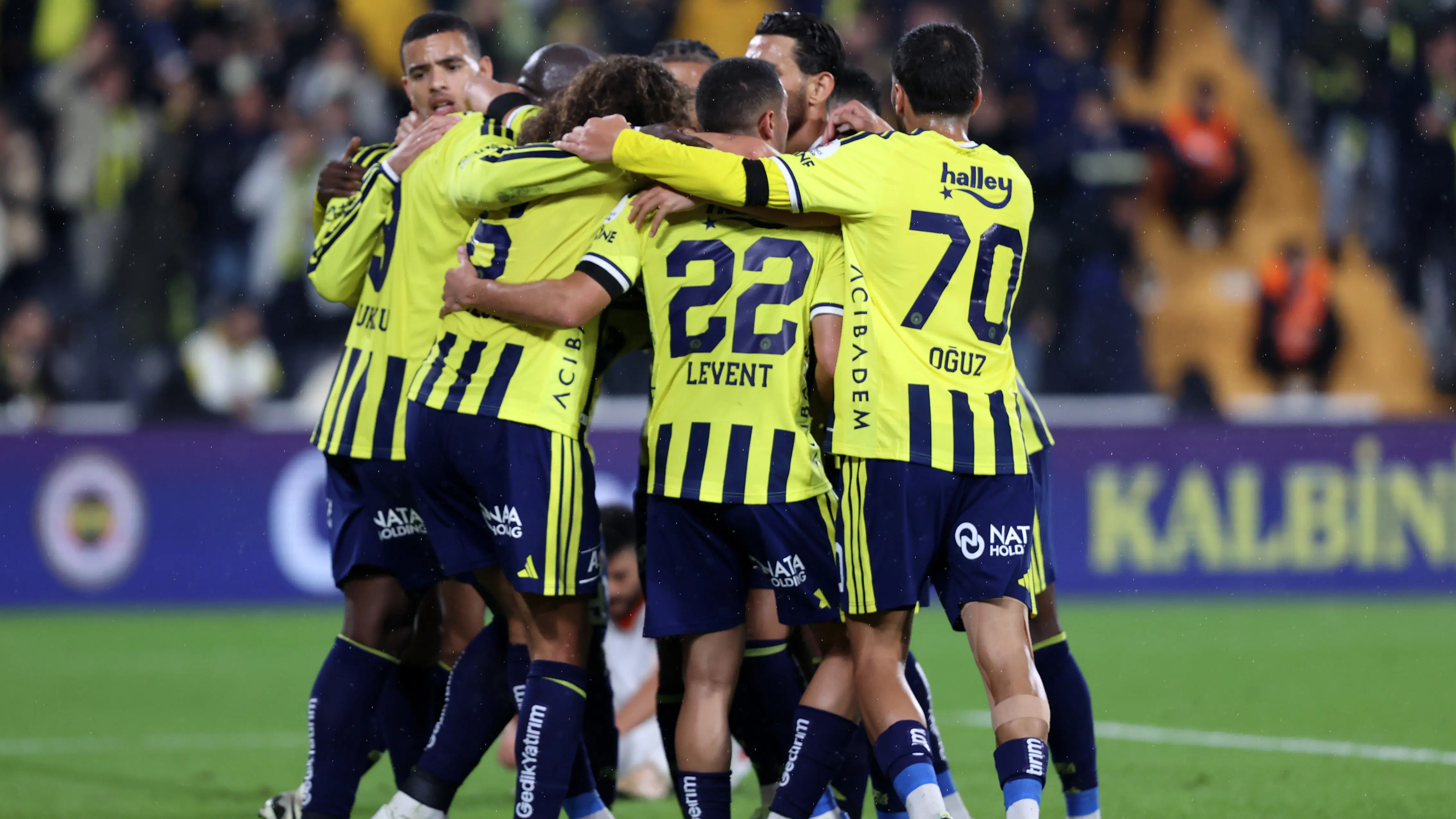 Golcülerin gecesi: Fenerbahçe, sahasında 3 golle kazandı