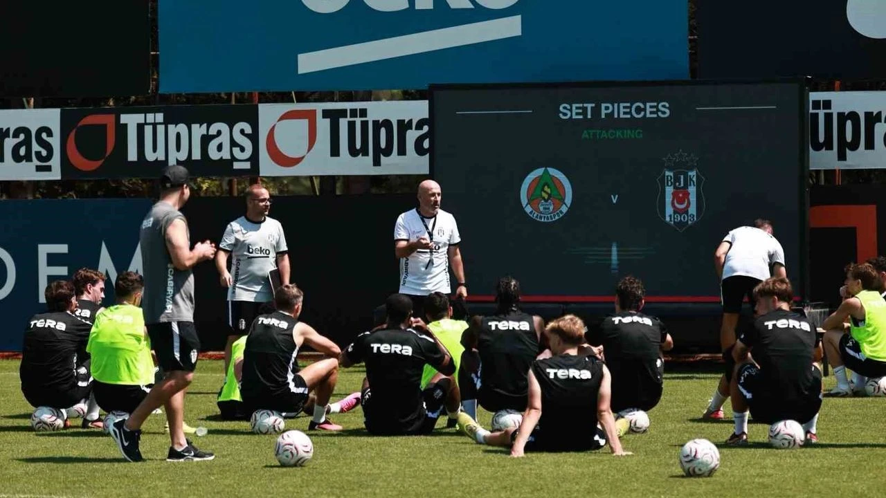 Beşiktaş Alanya’ya ulaştı! Taraftardan Italiano ve futbolculara yoğun ilgi