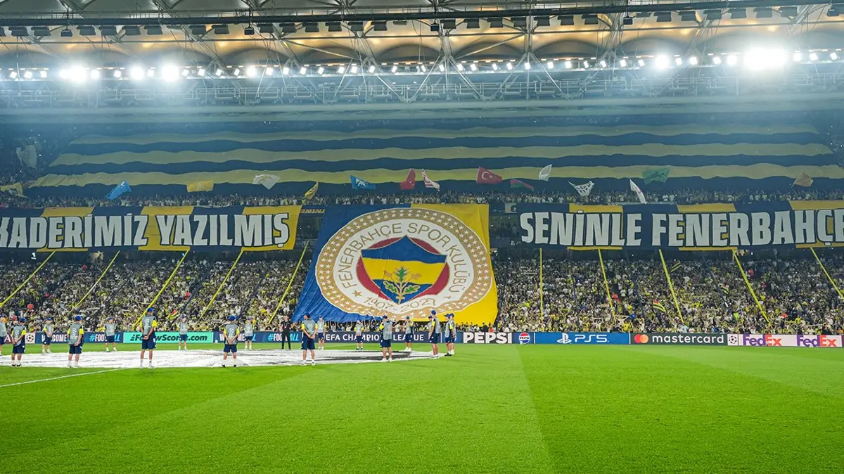 Tribünlerde Şampiyonlar Ligi şöleni: Kadıköy'de Lyon maçına özel koreografi