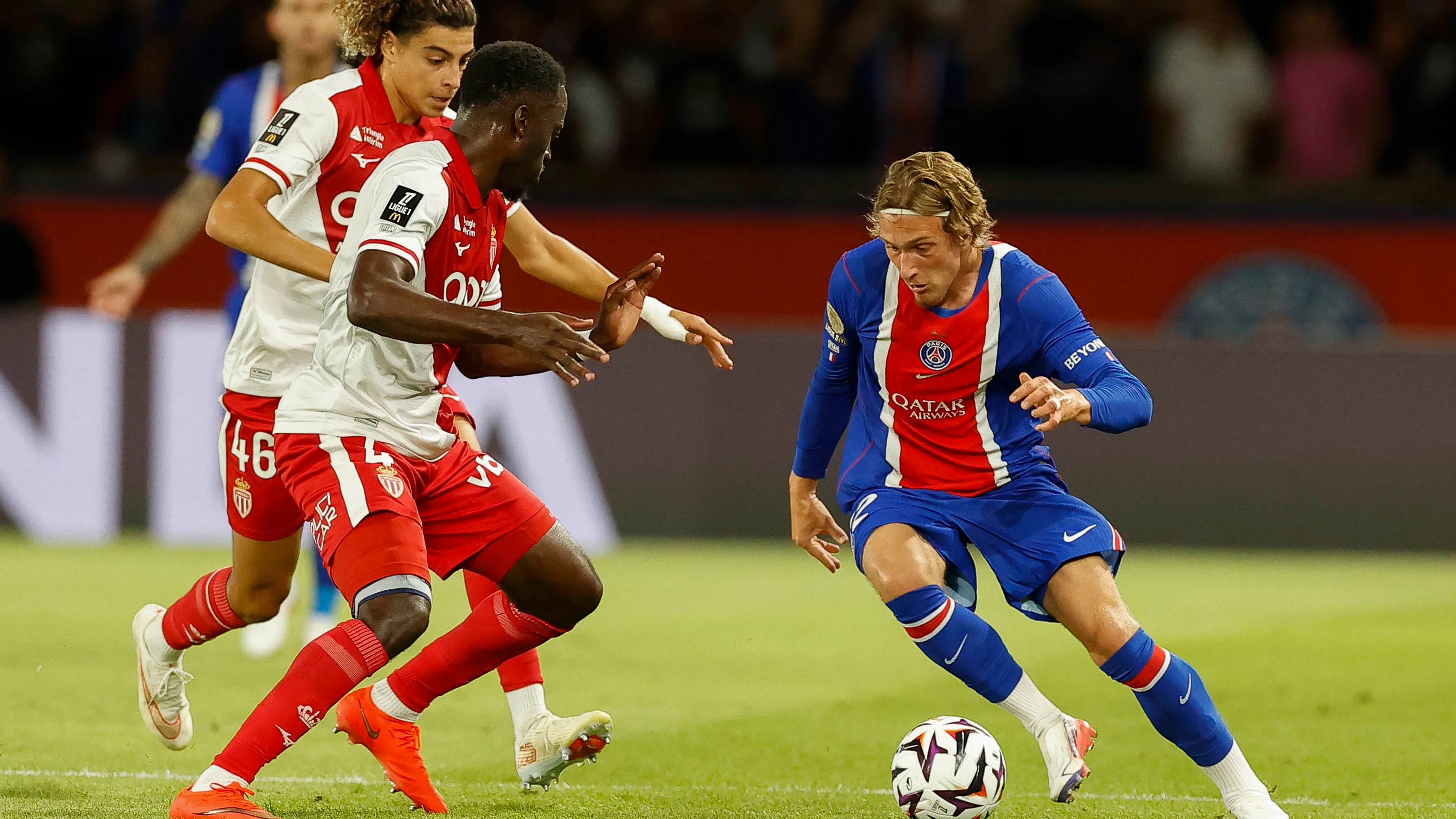 Mika Godts Ajax Paris transferi Eredivisie Şampiyonlar Ligi röportajı