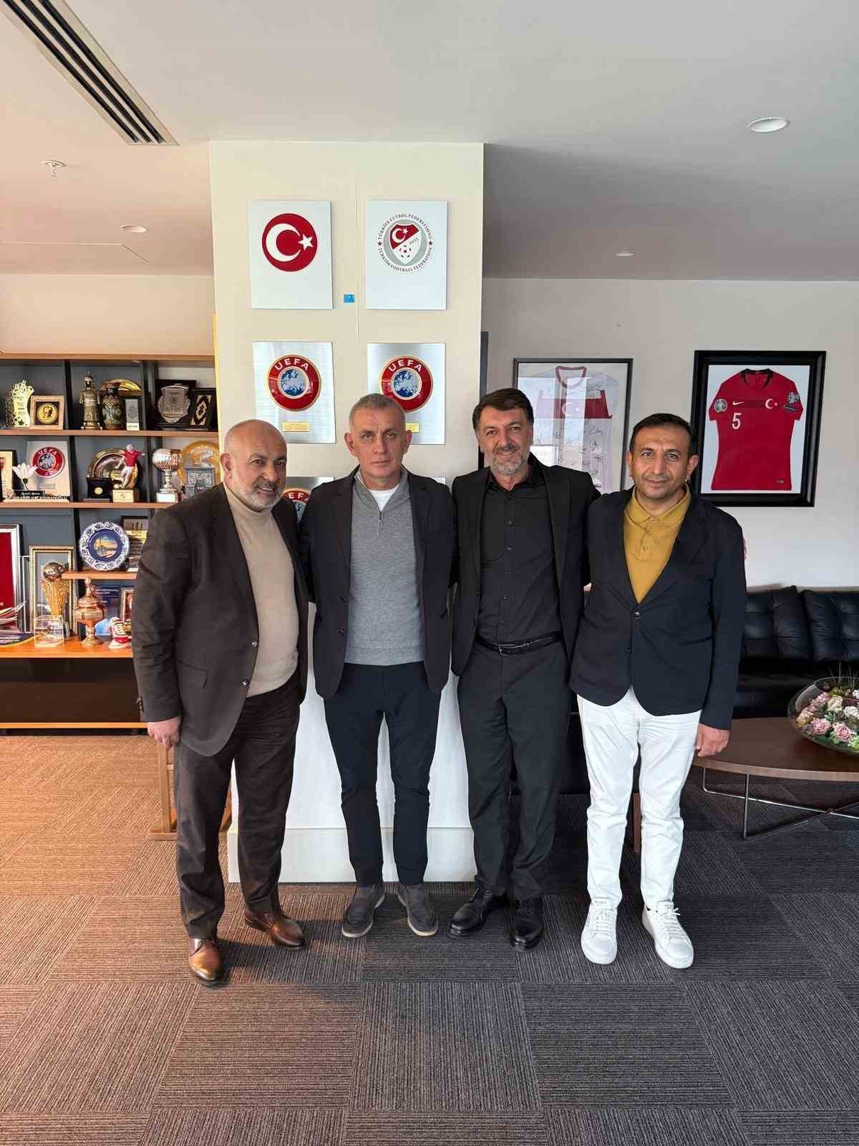 TFF Başkanı Hacıosmanoğlu, Kayserispor Başkanı Çamlı ve heyetini makamında ağırladı