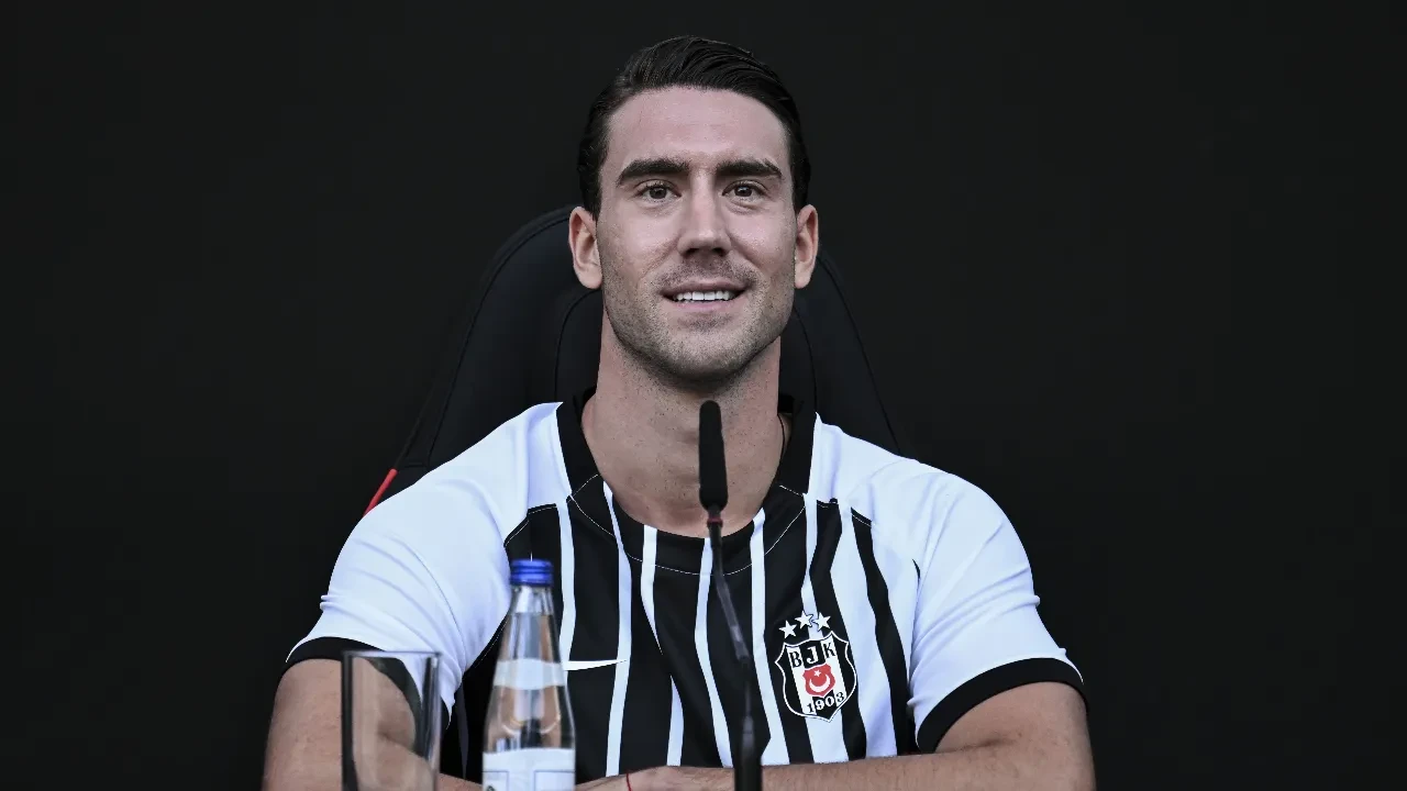 Beşiktaş'ta Vlahovic için imza töreni düzenlendi! Sırp golcüden açıklama: "Şampiyonluk için elimden geleni yapacağım"