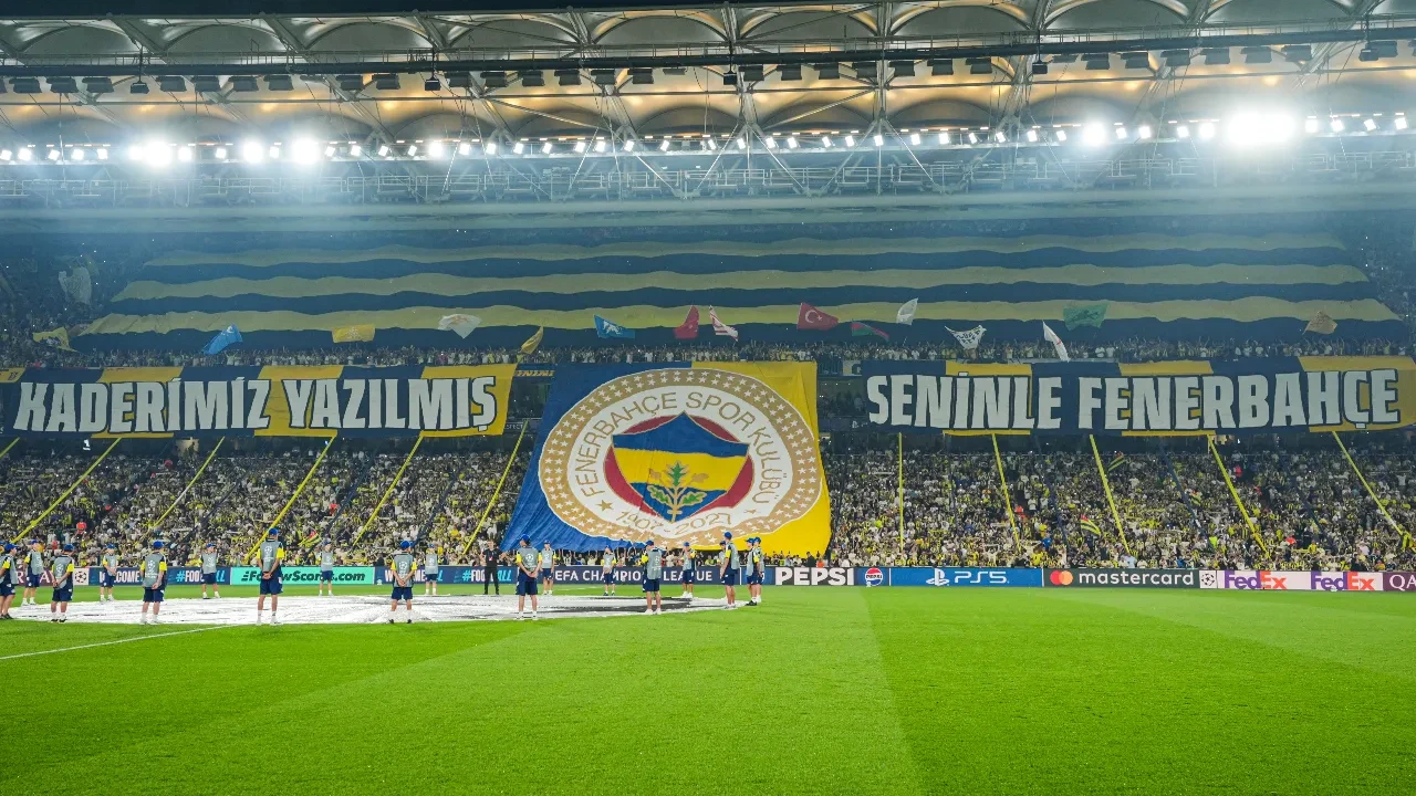 Fenerbahçe'den Lyon maçına özel koreografi! Kadıköy'de görsel şölen oluştu