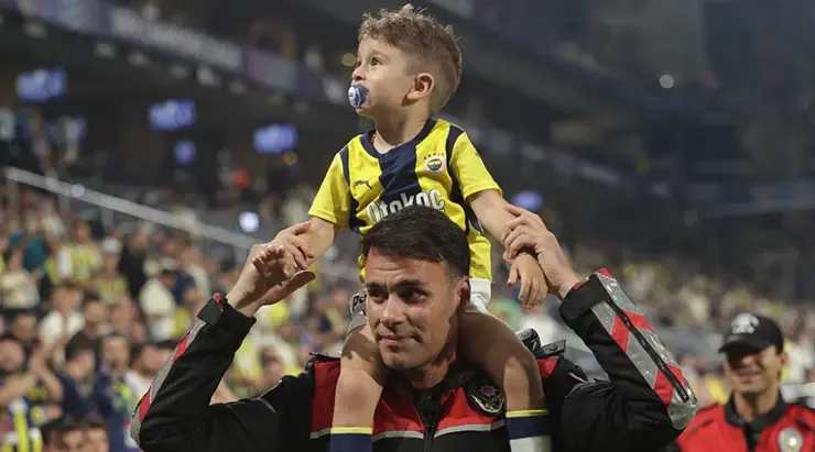 Fenerbahçe'den minik taraftara büyük jest! Gençlerbirliği maçında forması çıkartılmıştı