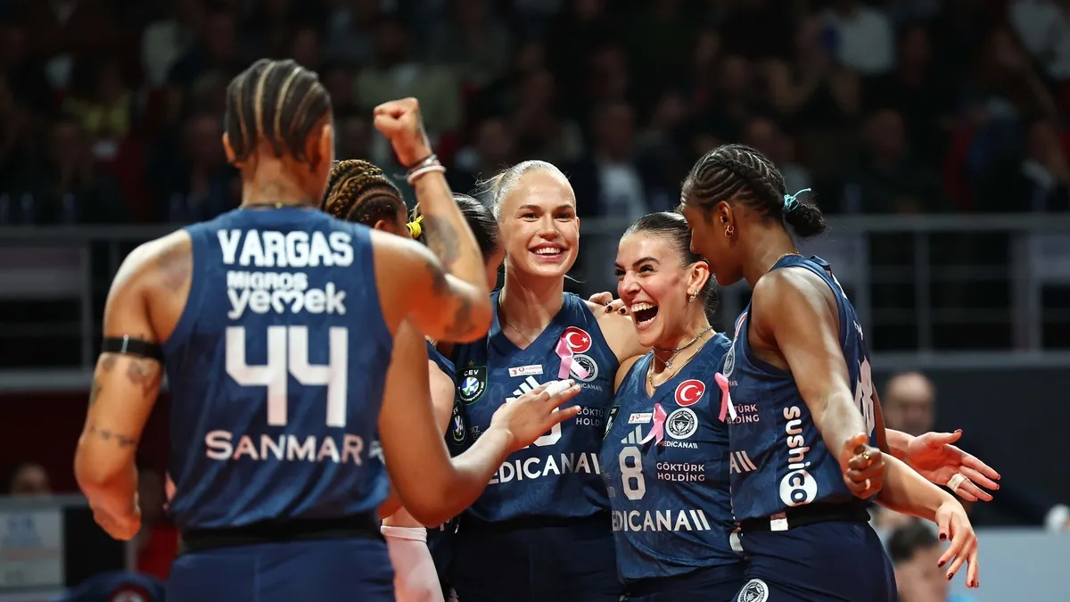 Geri dönüşle derbi galibiyeti! Fenerbahçe Medicana Eczacıbaşı Peron İstanbul’u 3-1 ile geçti