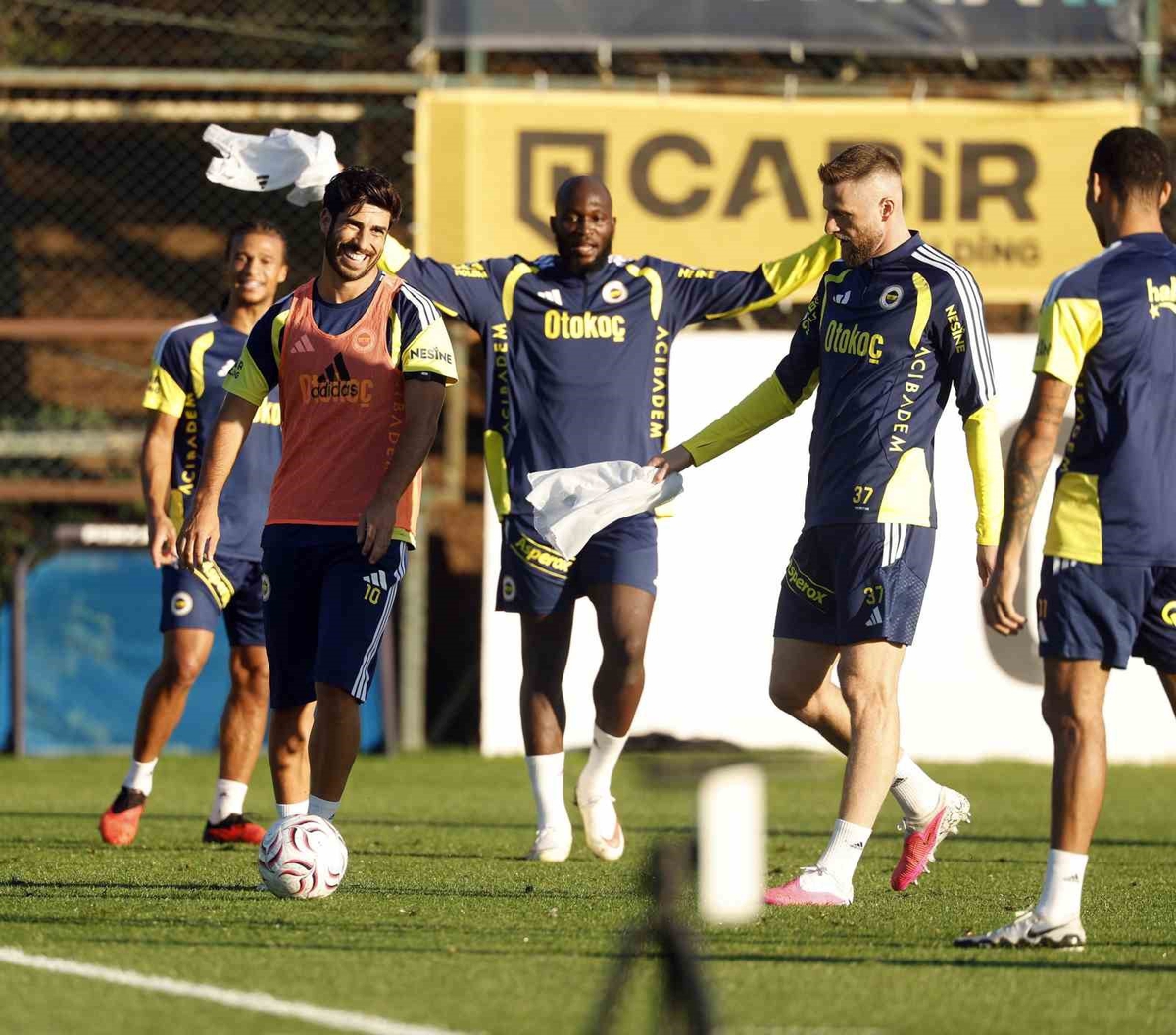 Fenerbahçe, Süper Lig 6. hafta Eyüpspor maçı hazırlığını tamamlayıp kampa girdi