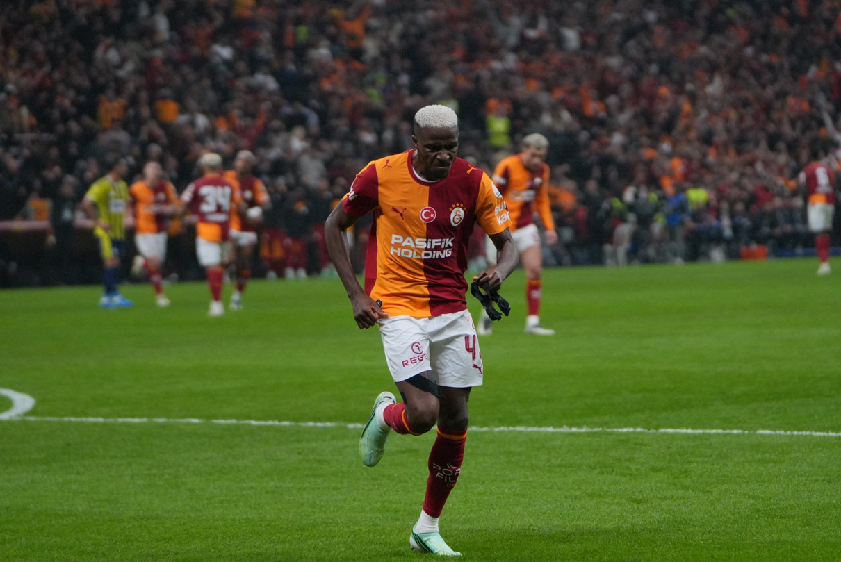 Galatasaray, Fenerbahçe derbisinde ilk yarıyı Osimhen'in golleriyle 2-0 önde bitirdi