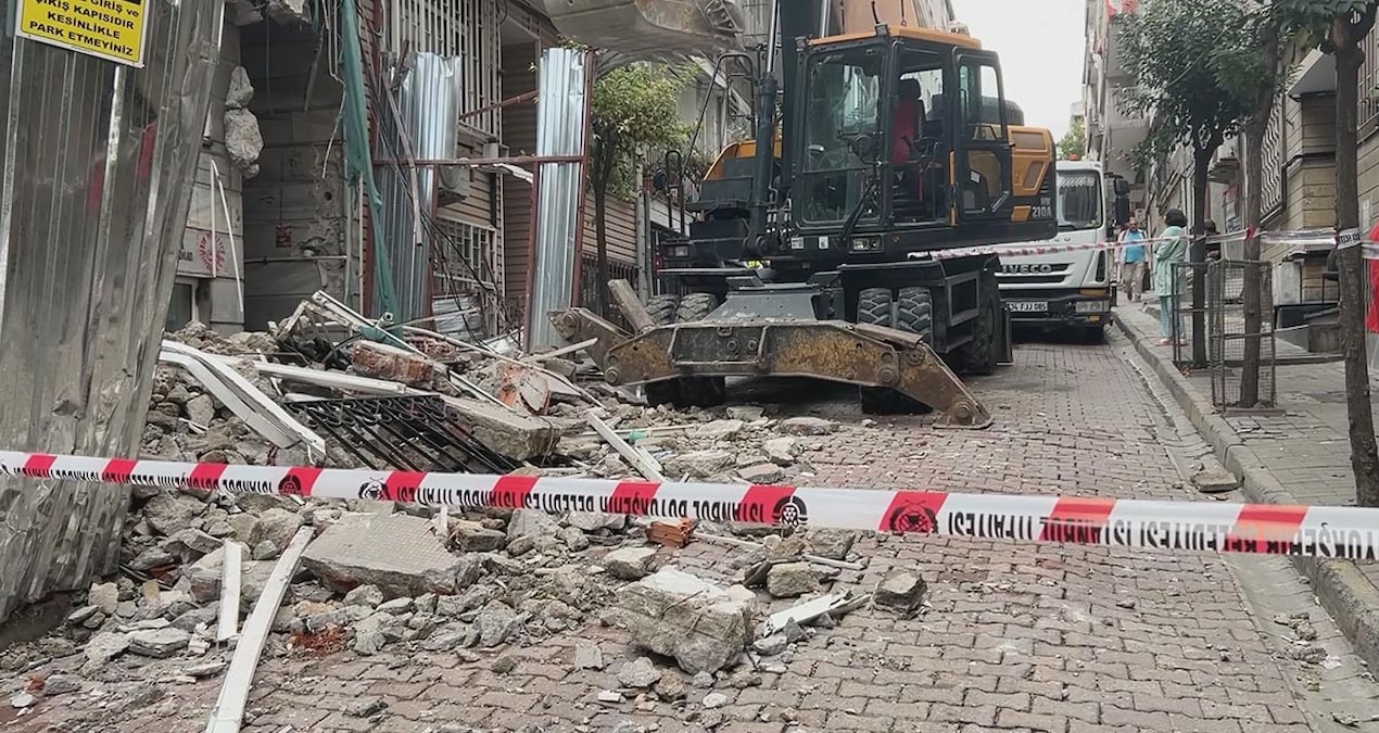 Beşiktaş’ta kentsel dönüşüm yıkımında korkutan an: Bitişik apartman tahliye edildi