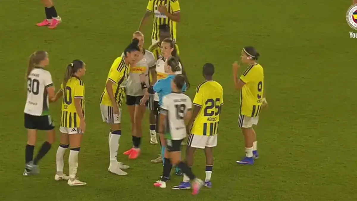 Fenerbahçe-OH Leuven maçında hakem skandalı: Oyuncular uyardı