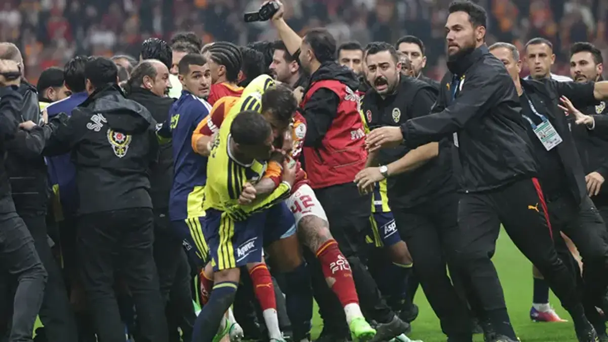 🚨 SON DAKİKA | POLİS SAHAYA GİRDİ! GALATASARAY-FENERBAHÇE DERBİSİ SONRASI BÜYÜK KAVGA...