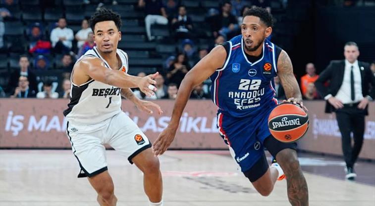 EuroLeague'deki Türk derbisinde kazanan Anadolu Efes!