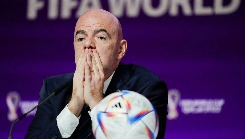FIFA, UEFA'nın iddialarını yalanlarken, dünya futbolunun zirvesindeki mücadele giderek kızışıyor.