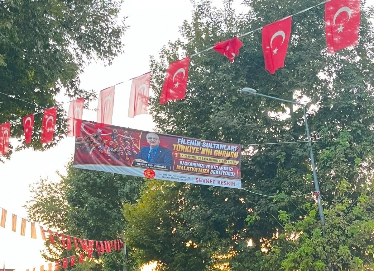 MESOB’dan Filenin Sultanları ve Mehmet Akif Üstündağ’a kutlama pankartı İhlas Haber Ajansı