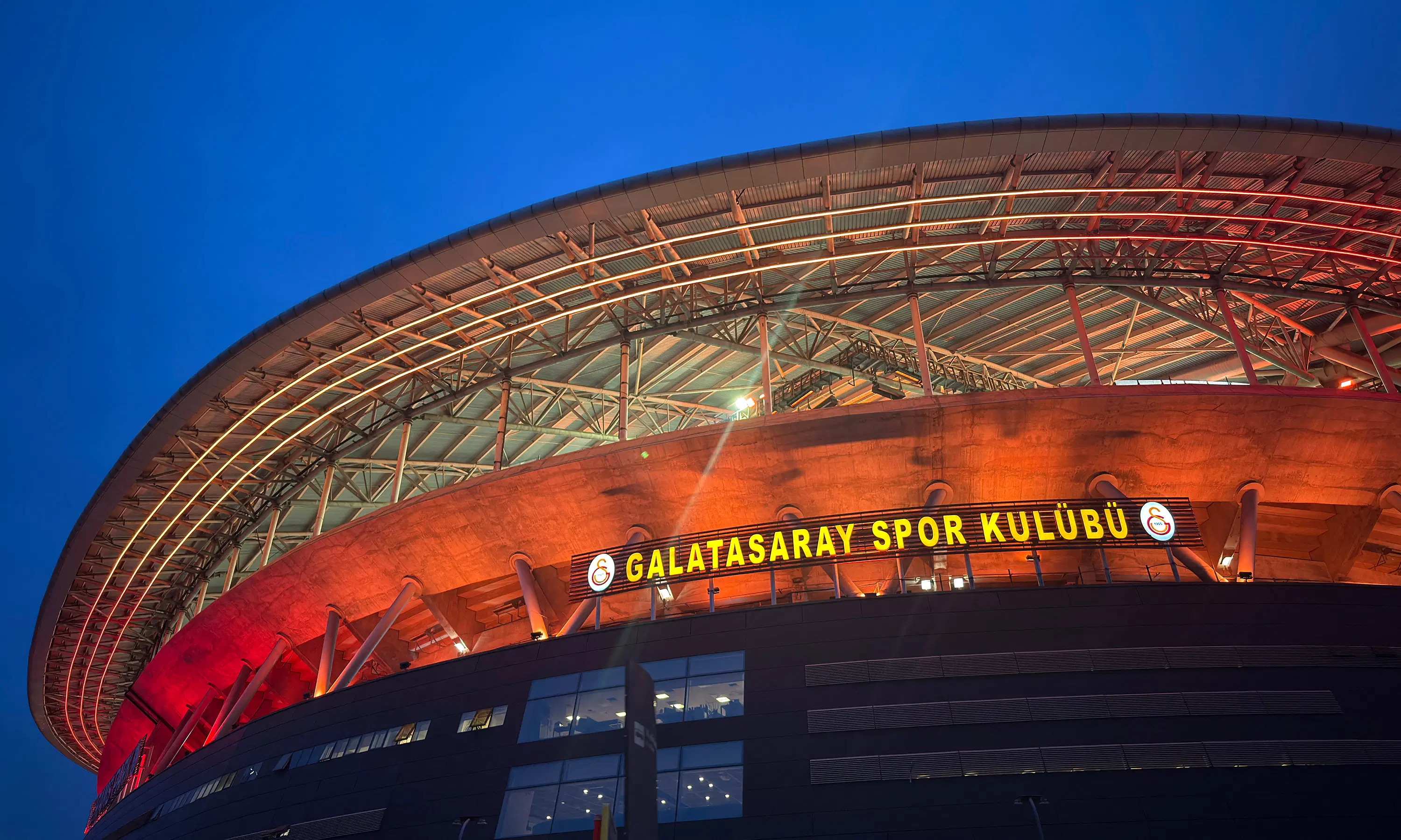 Galatasaray ezeli rakiplerine fark attı! Neredeyse 1 milyar liralık kar, KAP'a bildirildi