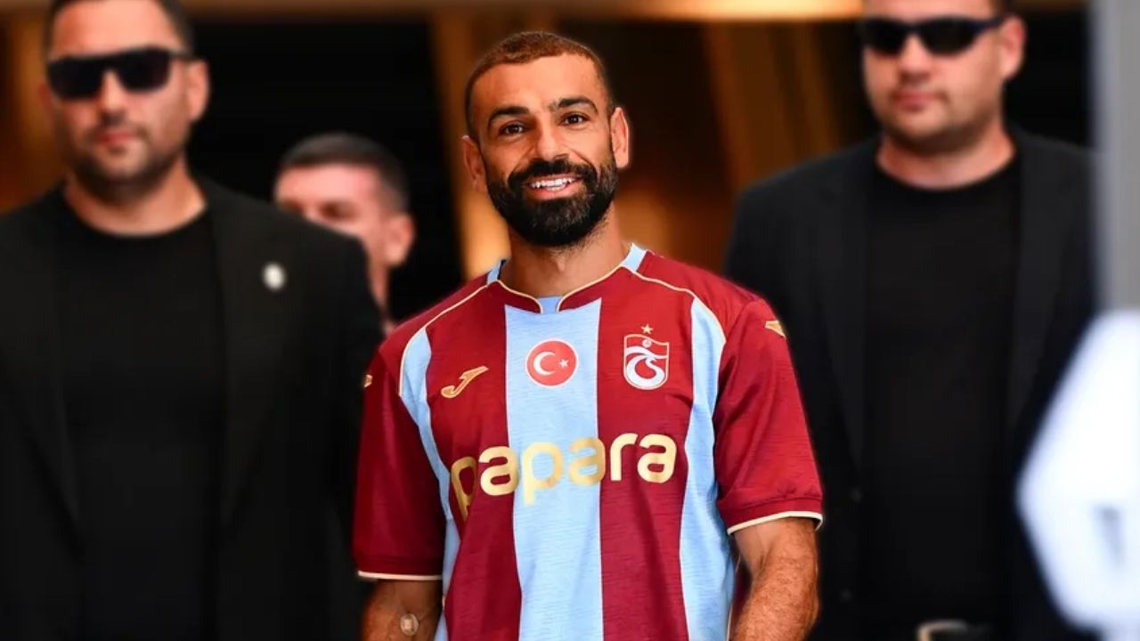Trabzonspor’un yeni transferi 30 bini aşkın taraftarın önünde imzayı attı