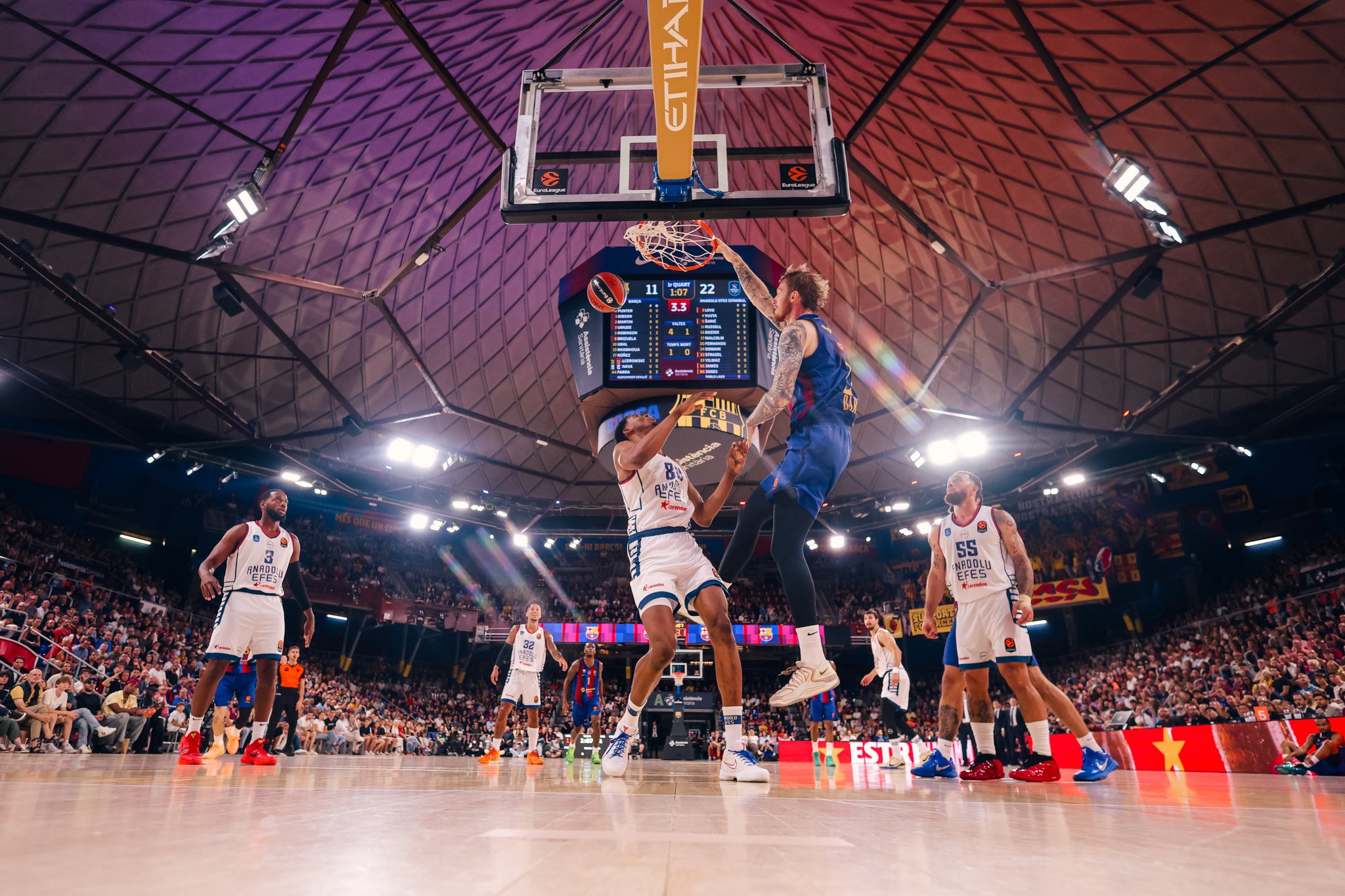 Efes fırtına gibi başladı, Barcelona üçlüklerle geri döndü