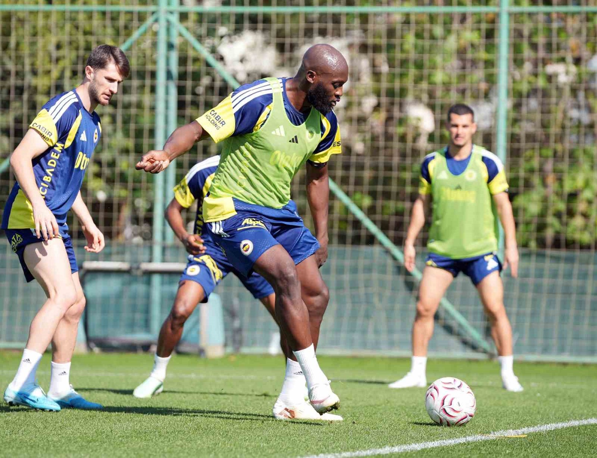 Fenerbahçe, Galatasaray deplasmanı öncesi Can Bartu Tesisleri'nde çalıştı