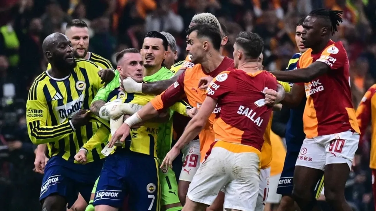 Galatasaray-Fenerbahçe derbisinde saha karışmıştı! Futbolculara 10 maç ceza gelebilir