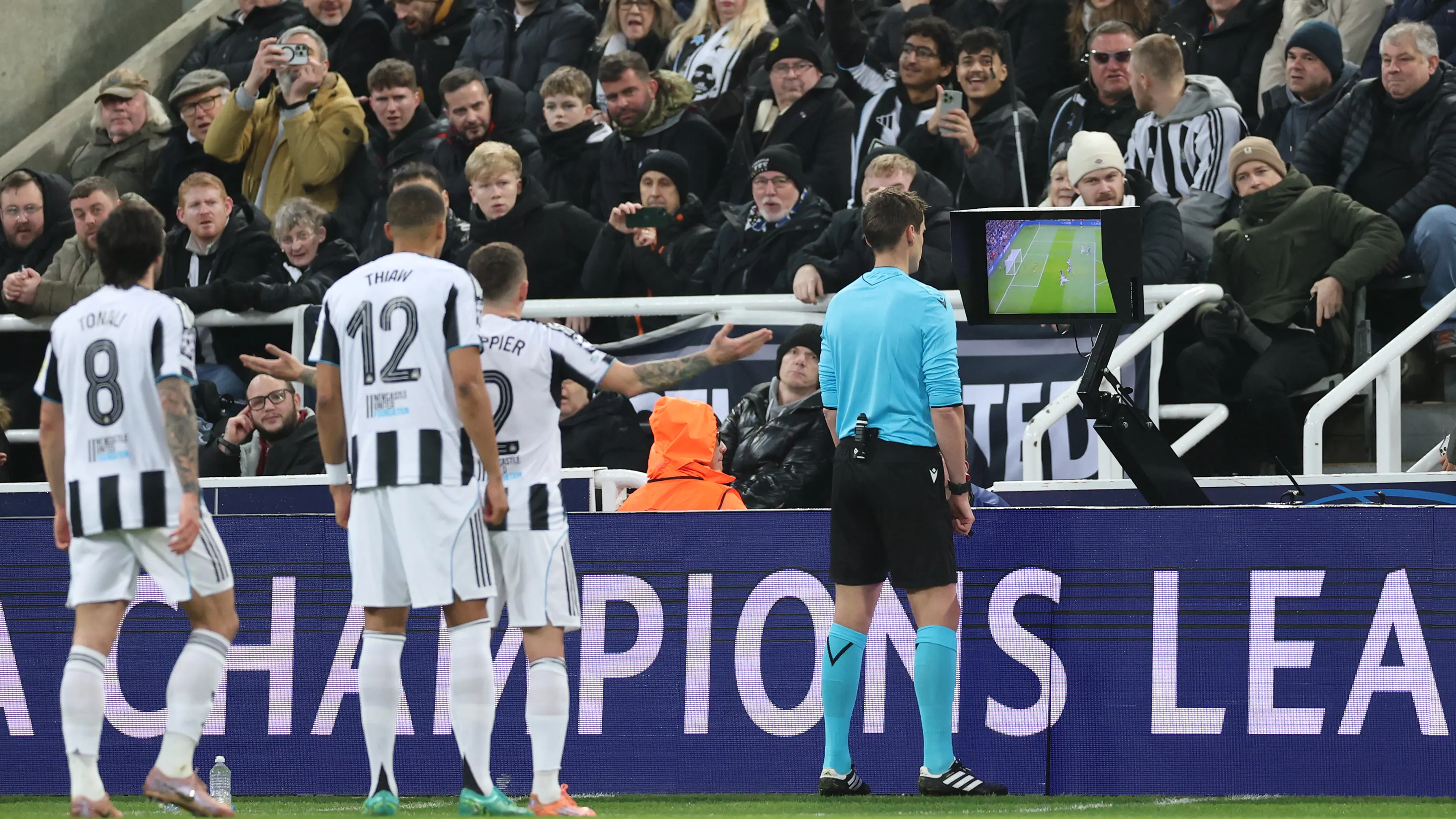 UEFA, VAR kararlarını ve kriterlerini taraftarlara açıklamak için 'Clearline' platformunu başlattı