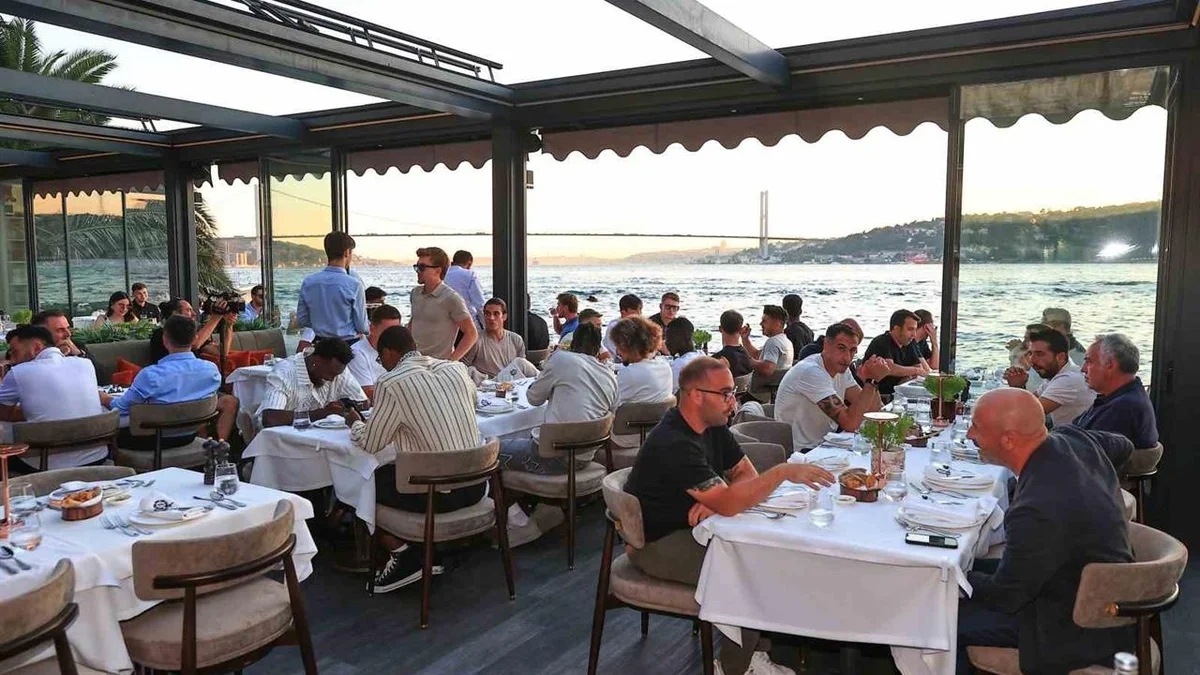 İstanbul Beşiktaş'ta Futbol Takımı Oyuncuları Akşam Yemeğinde Bir Araya Geldi