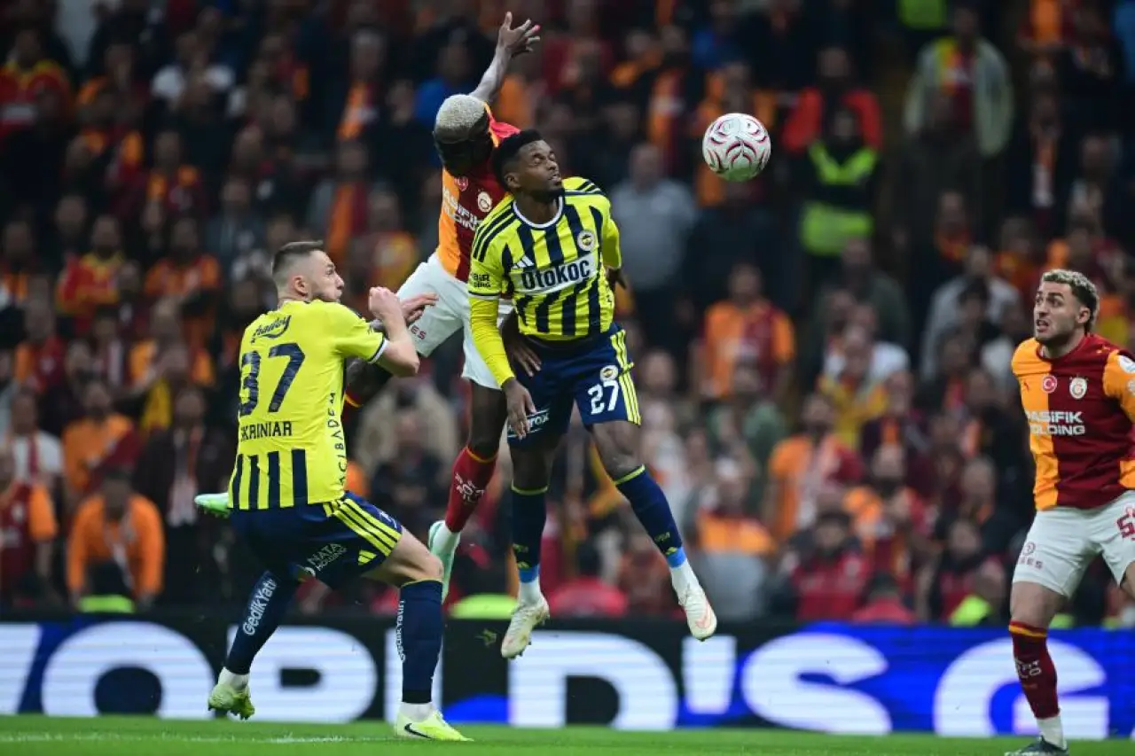 Galatasaray-Fenerbahçe derbisinde ilk yarı sona erdi: 2-0