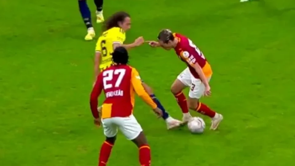 Galatasaray - Fenerbahçe derbisinde penaltı beklentisi: Hakemin kararı tepki çekti | Futbol Haberleri