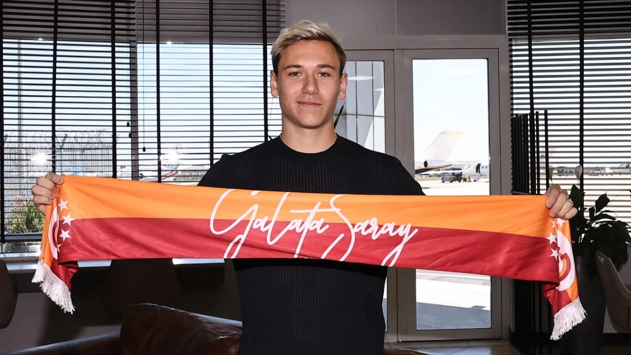 Galatasaray, Aleksey Batrakov ile 5 yıllık sözleşme imzaladı